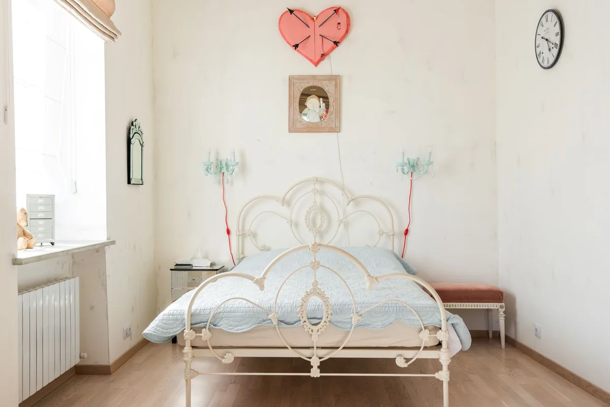 Chambre bien aménagée avec mobilier confortable et espace personnel