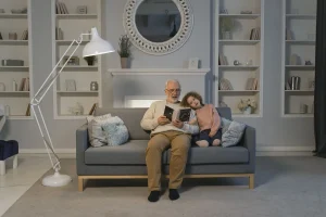 Colocation intergénérationnelle : comment elle améliore la vie des seniors