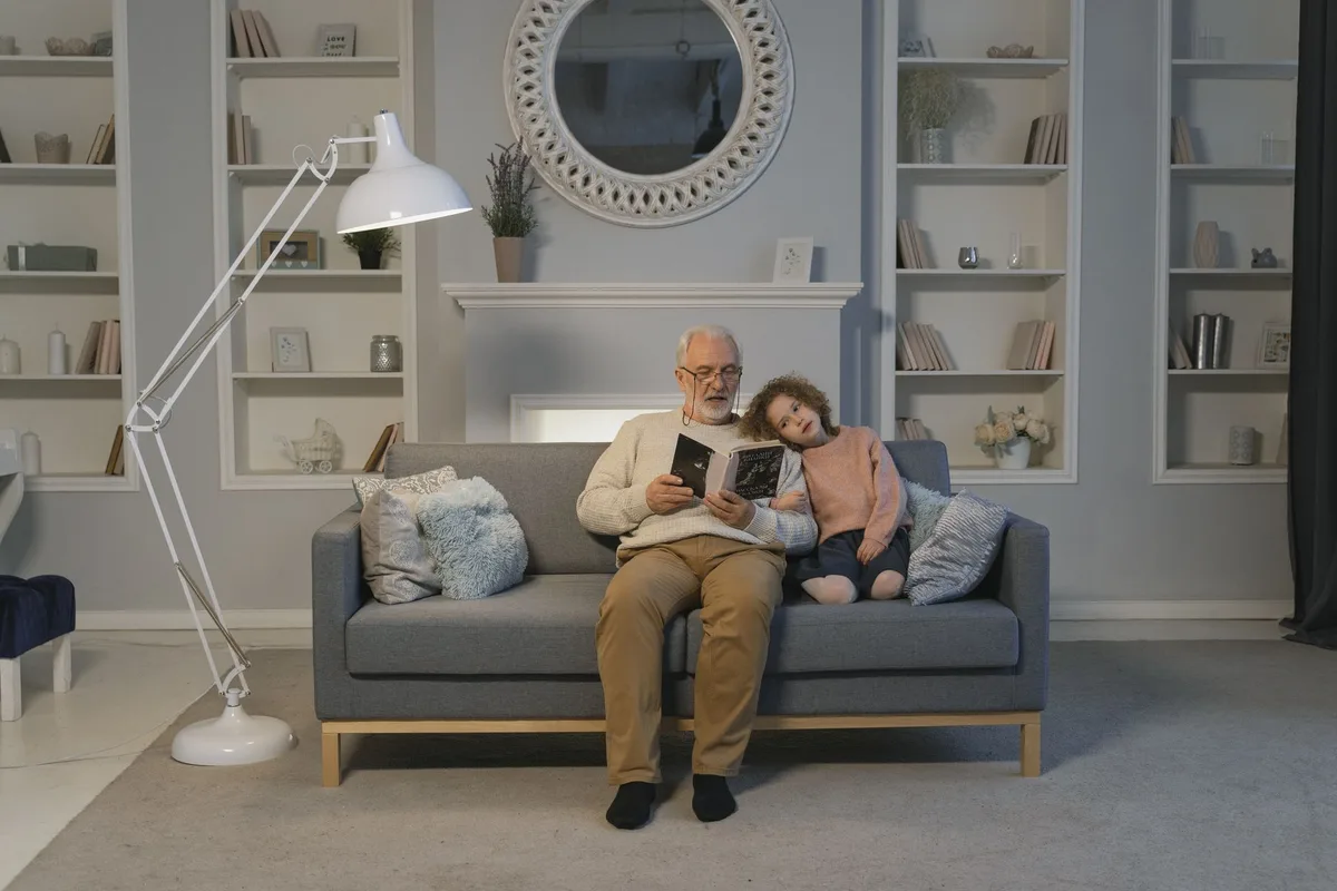 Colocation intergénérationnelle : comment elle améliore la vie des seniors