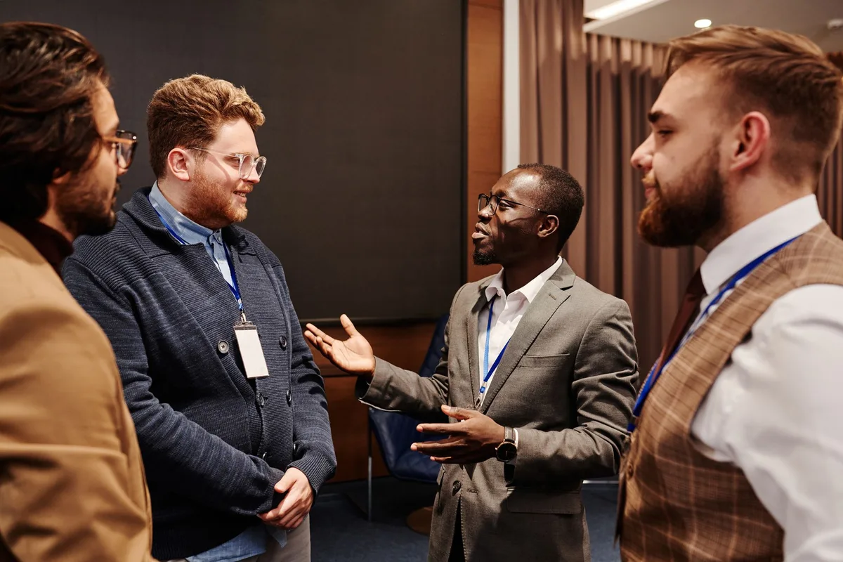 Groupe de personnes en conversation lors d'une rencontre professionnelle ou d'un événement
