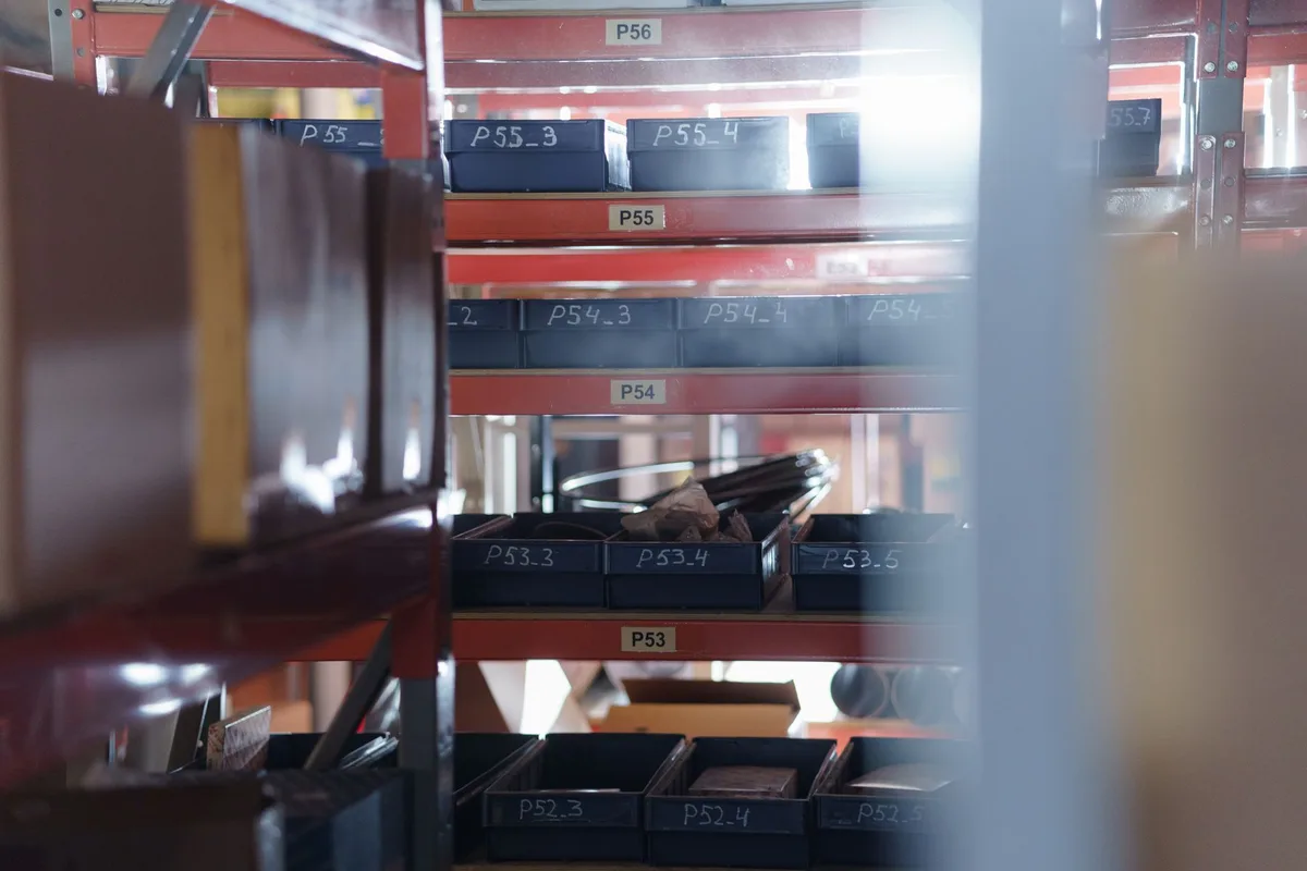 Stock de pièces de rechange organisé sur des étagères d'atelier