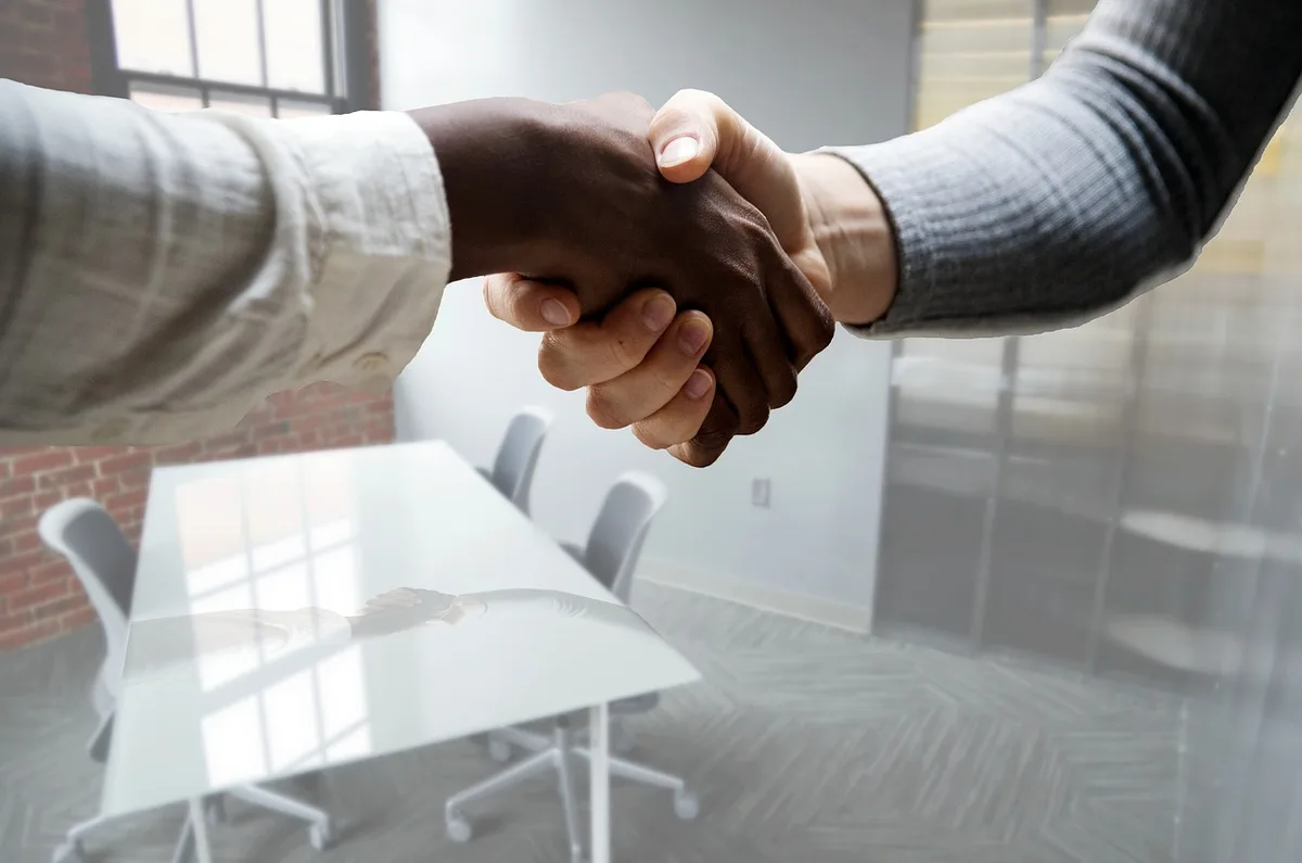 Salarié consultant un contrat de travail avec une expression d'incertitude