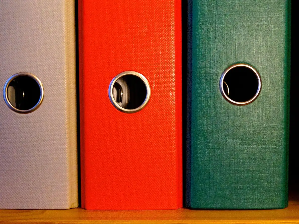 Dossiers et documents professionnels organisés et bien conservés