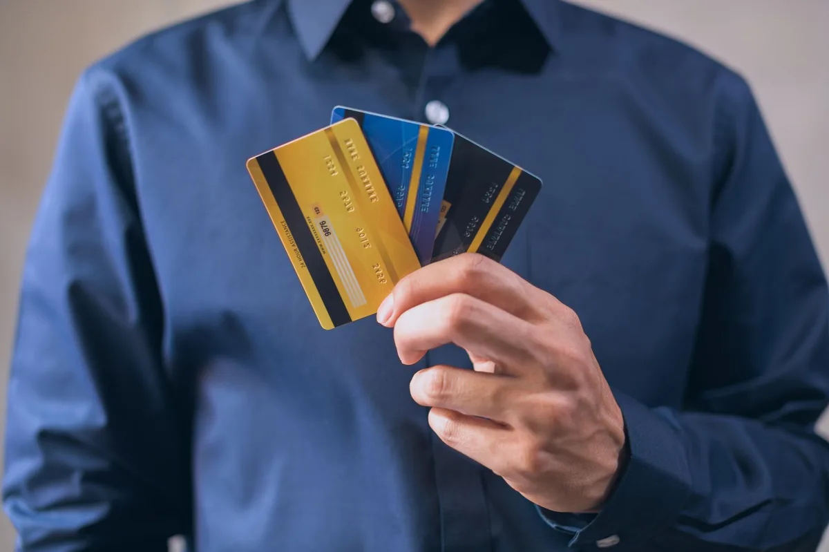 Personne consultant son solde bancaire sur un téléphone mobile
