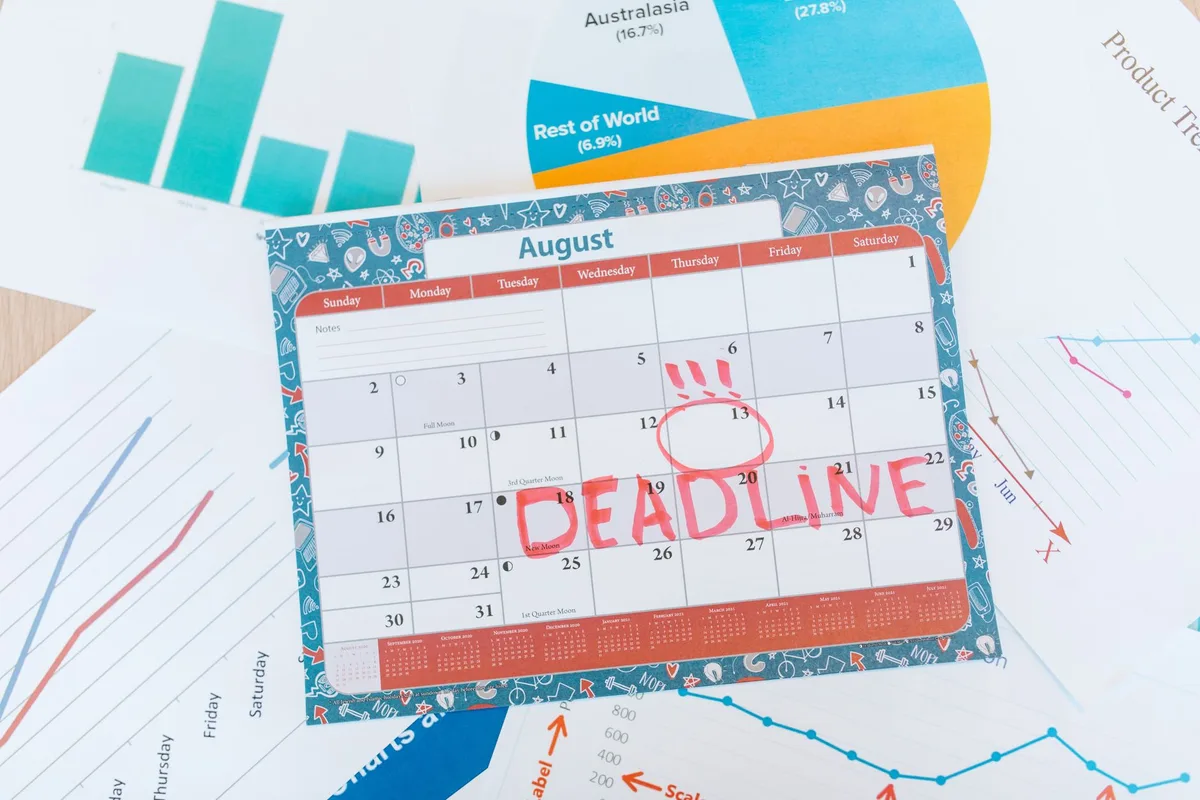 Calendrier mensuel avec annotations de dates importantes