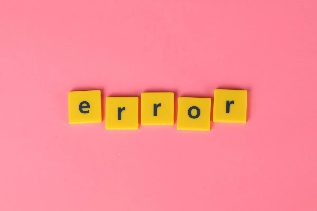 Écran montrant des erreurs de saisie et des versions conflictuelles de données dans un tableur