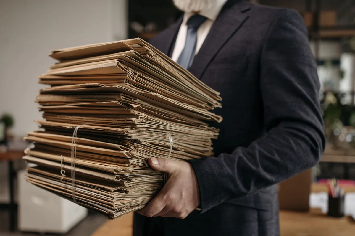 Écran d'ordinateur montrant une interface de gestion de messages et de documents professionnels
