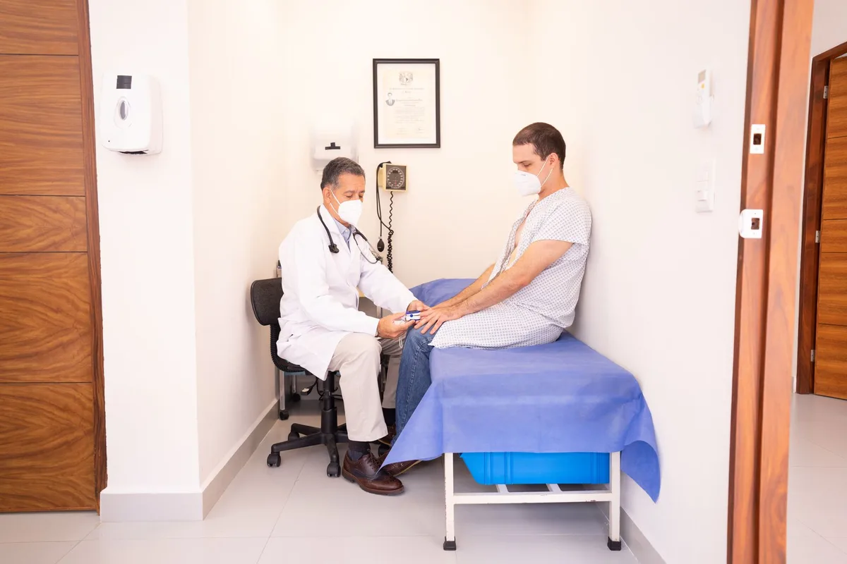 Médecin et patient en consultation dans un cabinet médical