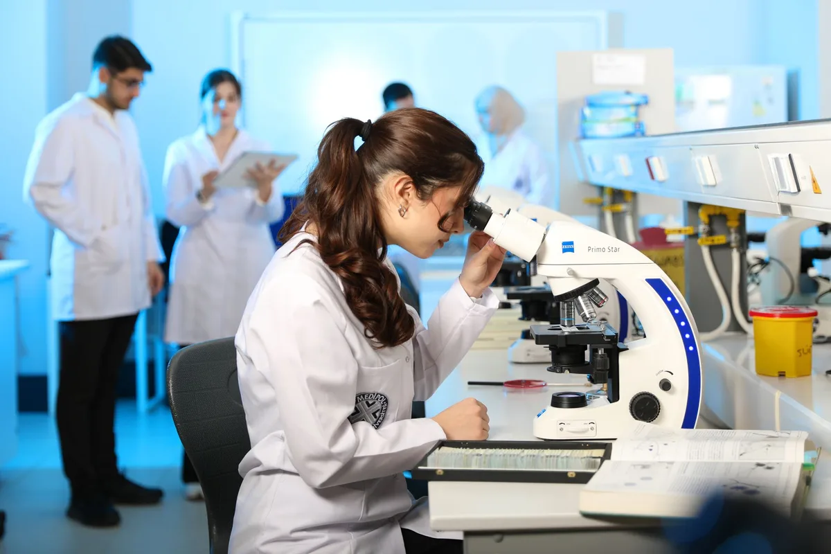 Étudiants en santé effectuant un stage d'observation en milieu hospitalier