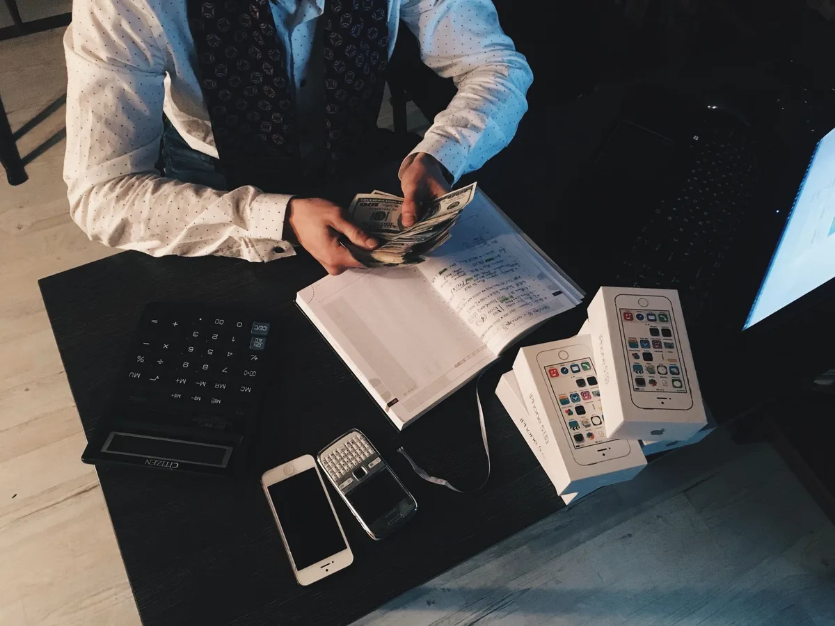 Entrepreneur planifiant une stratégie avec un budget limité et des ressources restreintes