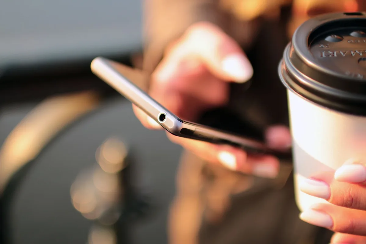 Écran de smartphone affichant une campagne SMS marketing avec messages promotionnels