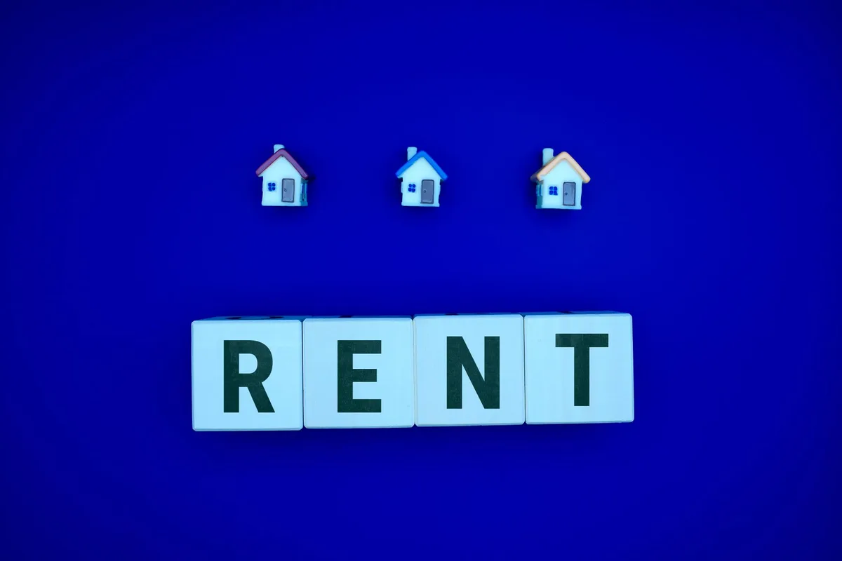 Consultation de bases de données immobilières pour comparer les prix au mètre carré