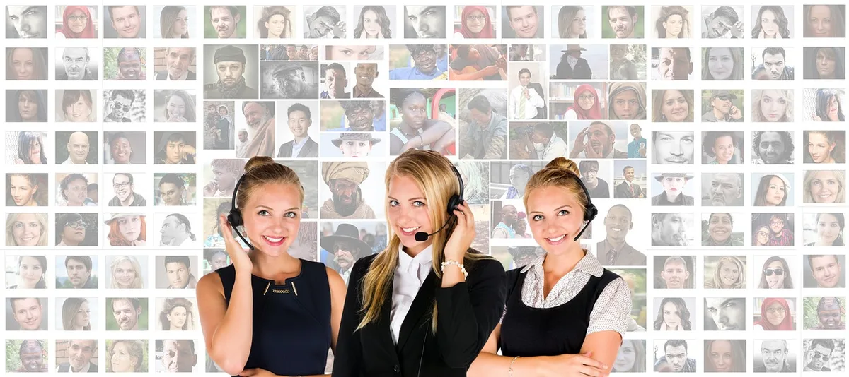 Une équipe de support client au travail, répondant à des questions via chat ou téléphone