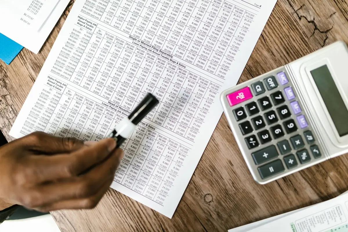 Calculatrice et feuille de calcul montrant un plan de financement immobilier