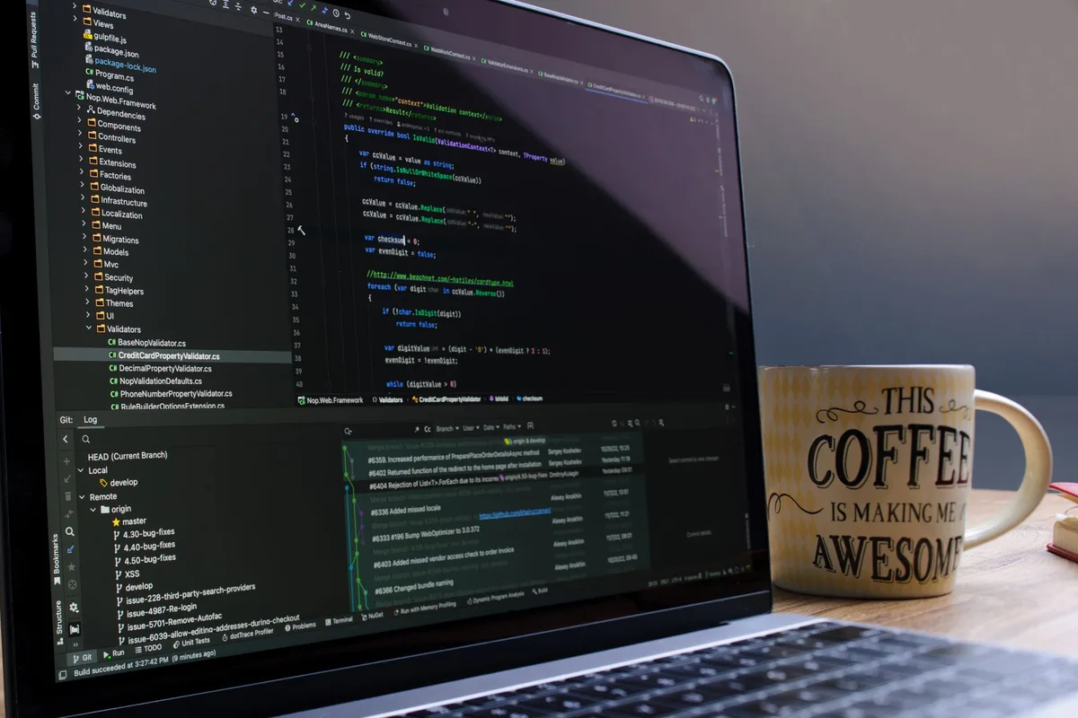 Six alternatives à Chariot pour le vibe coding sur Squarespace