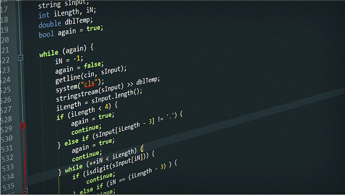 Développeur testant et corrigeant du code généré par IA sur son écran
