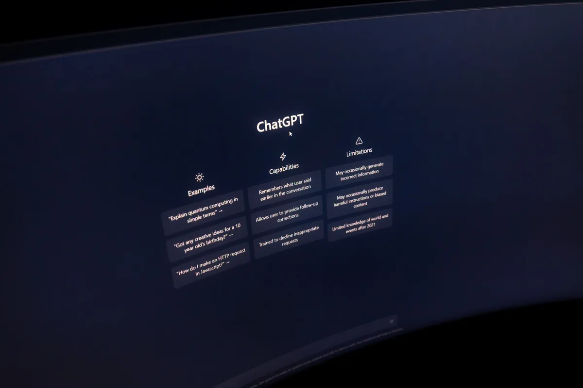 Écran d'interface de chat avec un modèle d'IA transformant des descriptions en code HTML