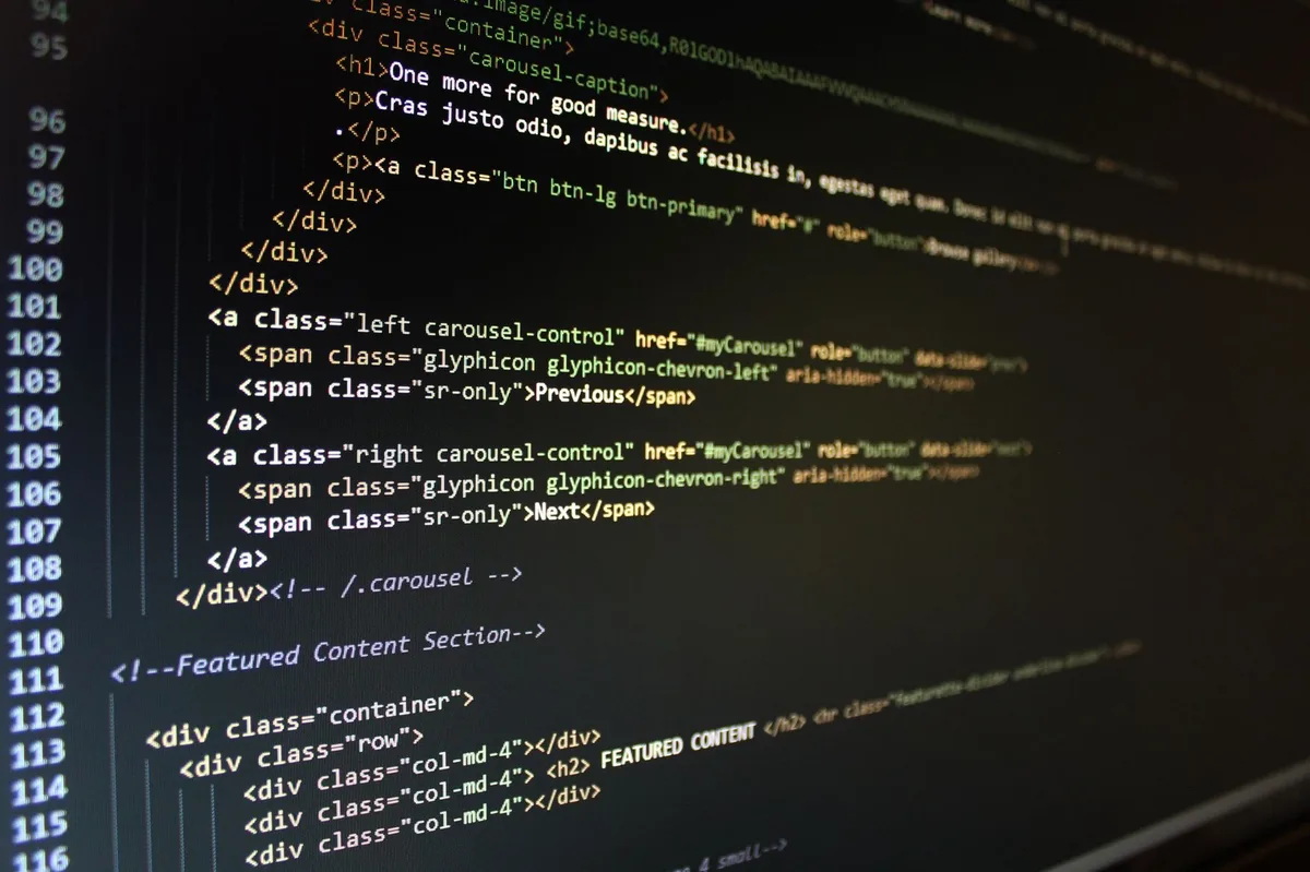 Écran d'ordinateur affichant du code avec outils de test et console de débogage