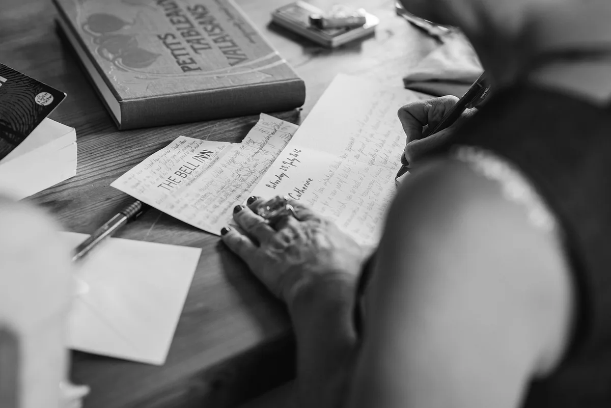 Personne examinant des documents de prêt sur un bureau en journée