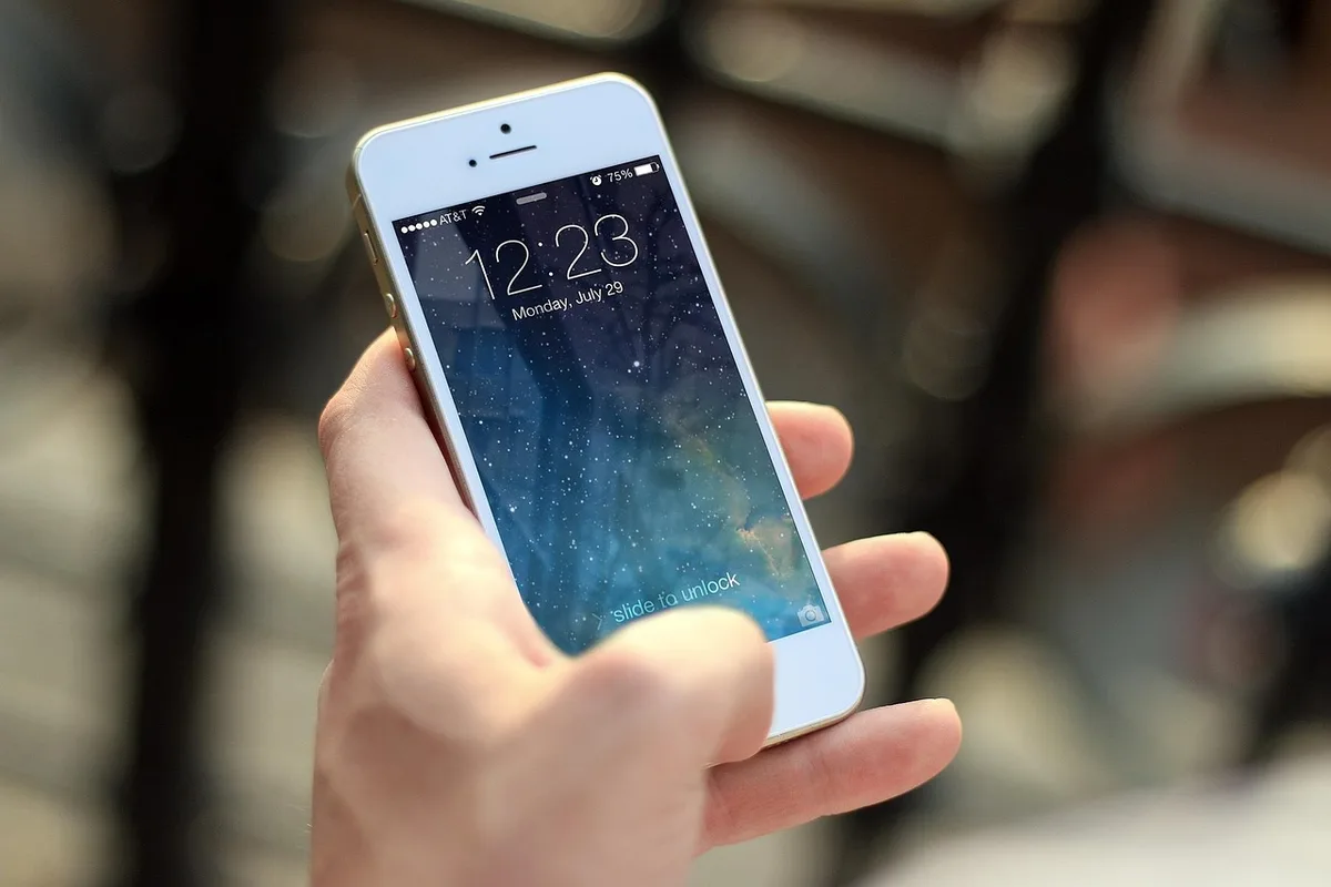 Téléphone affichant une notification de confirmation de paiement d’une application bancaire