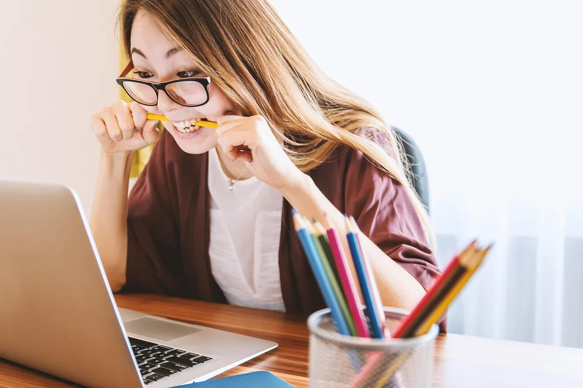 Personne organisant des sources d'information sur un bureau