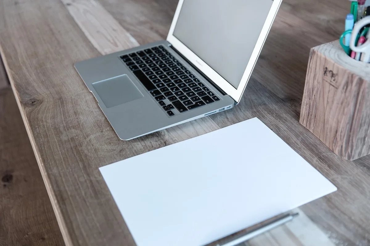 Écran d'ordinateur montrant un lecteur RSS et des flux d'actualité