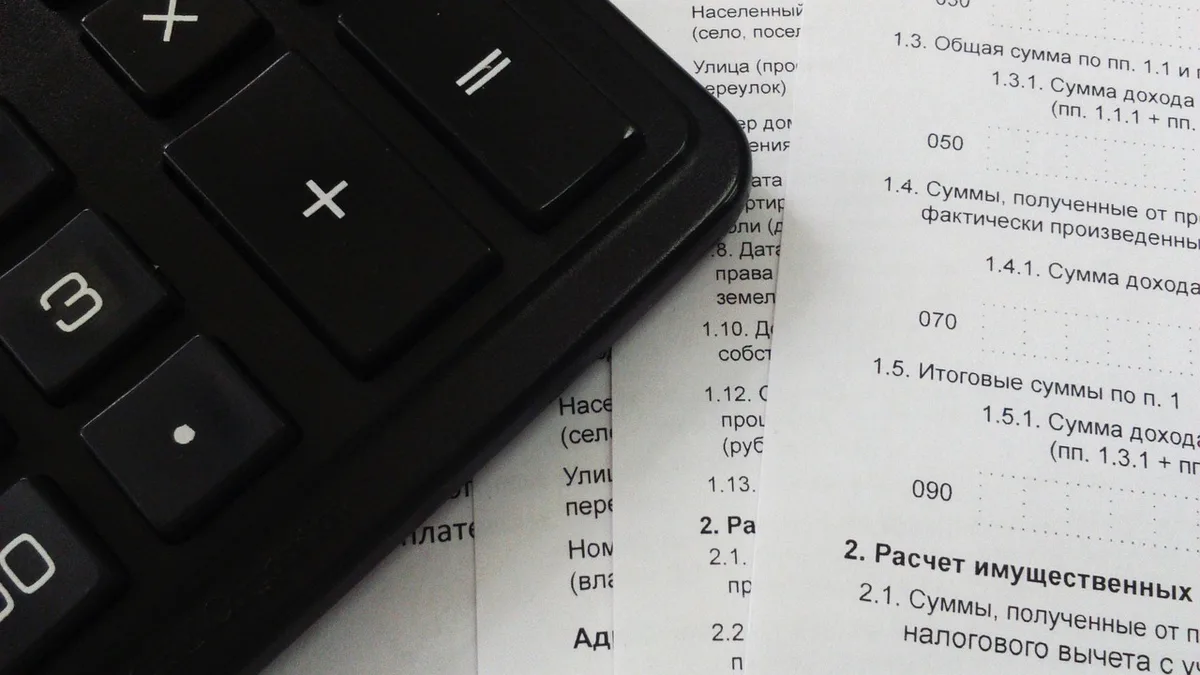 Calculatrice et relevé montrant chiffres et dates pour illustrer le calcul des agios