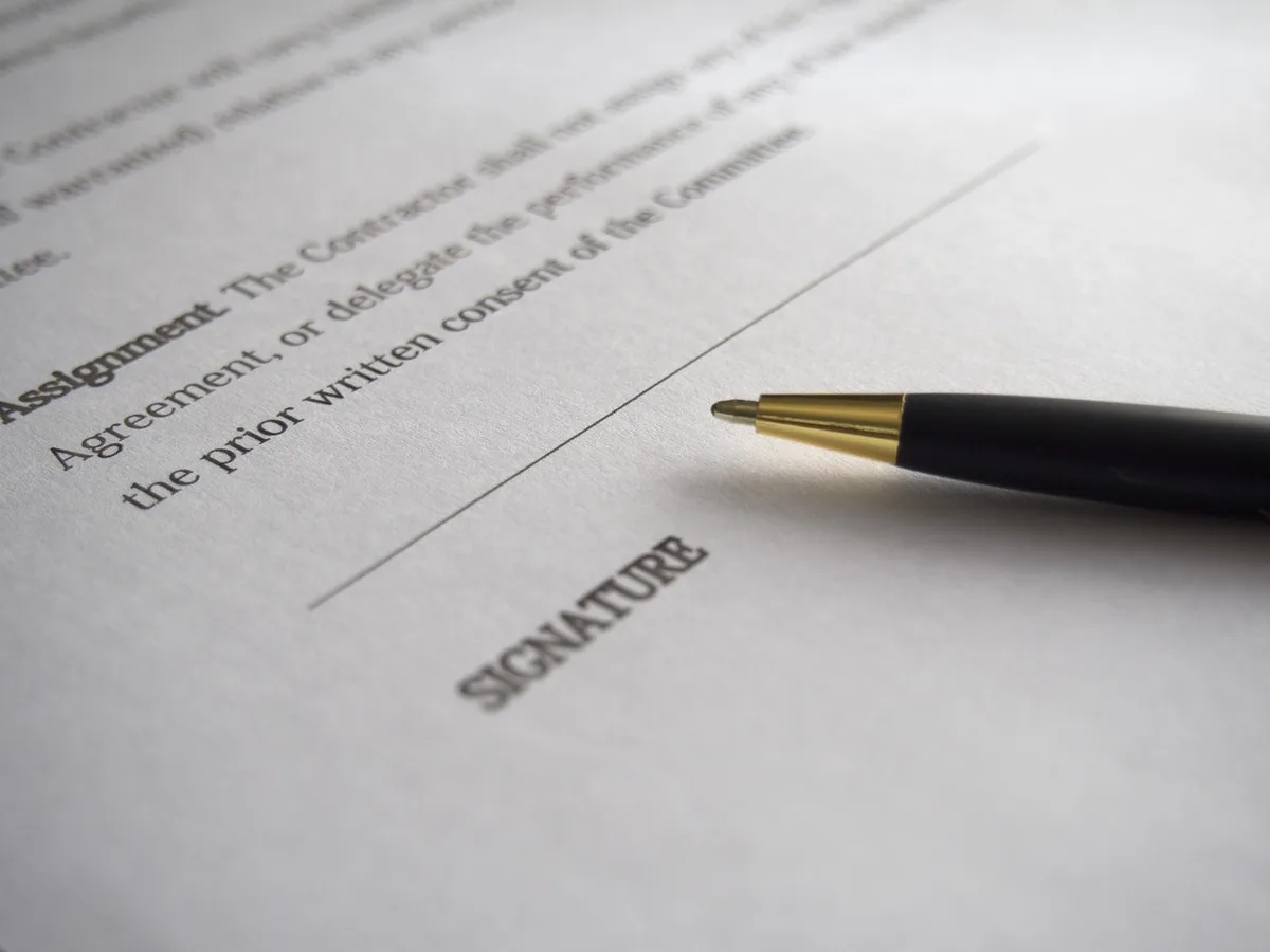 Dossier d'assurance contenant une notice et un devis prêt à être signé