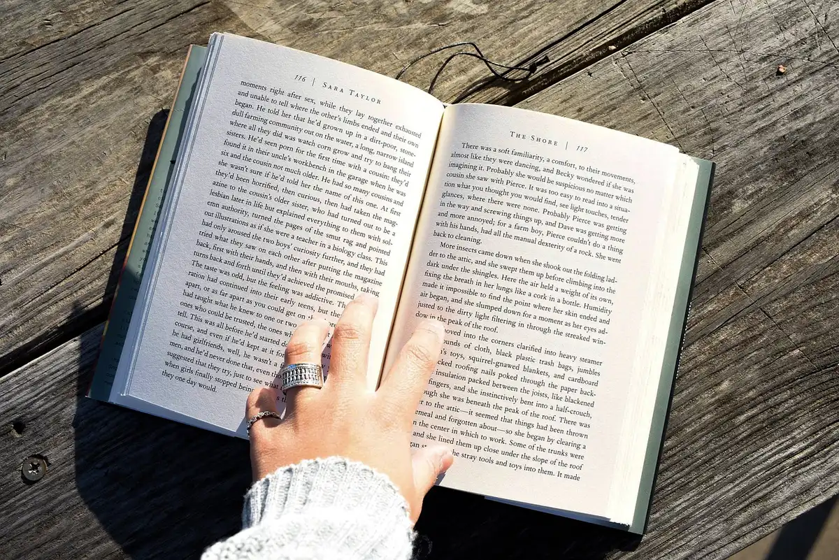Documents de divorce posés sur une table avec des lunettes