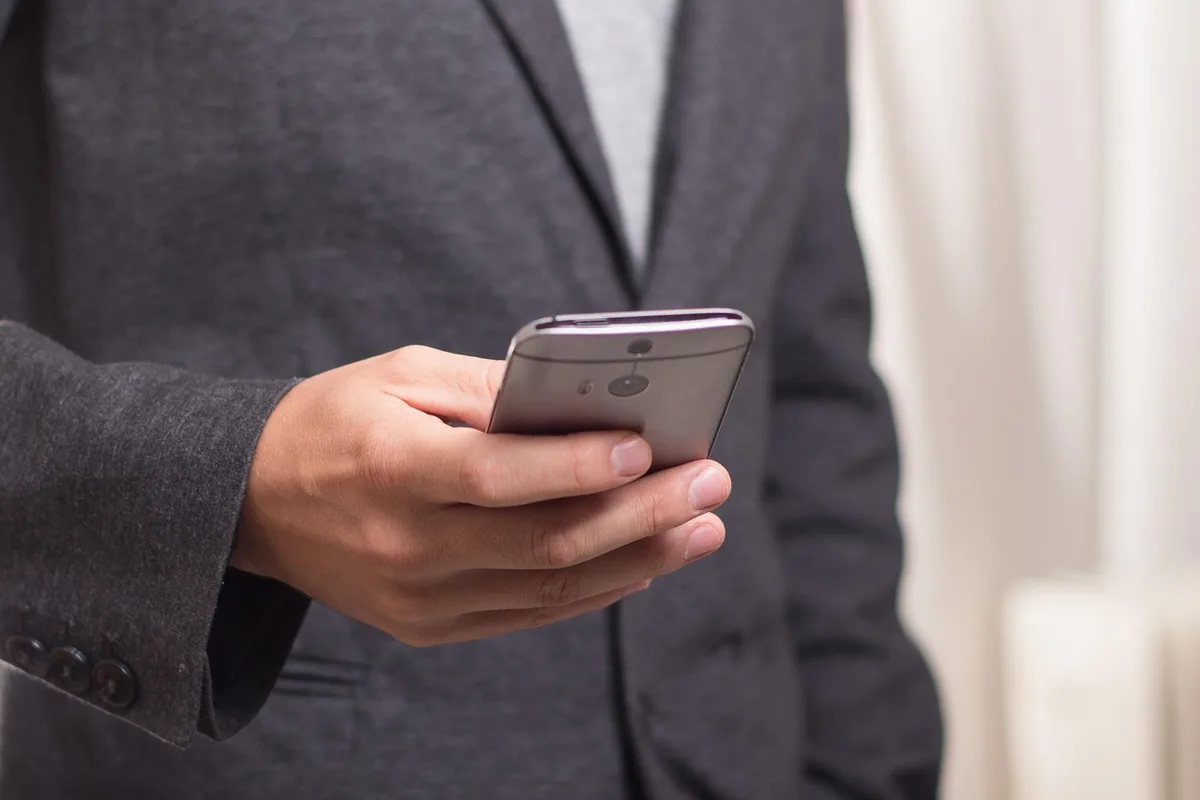 Smartphone montrant une notification SMS marketing