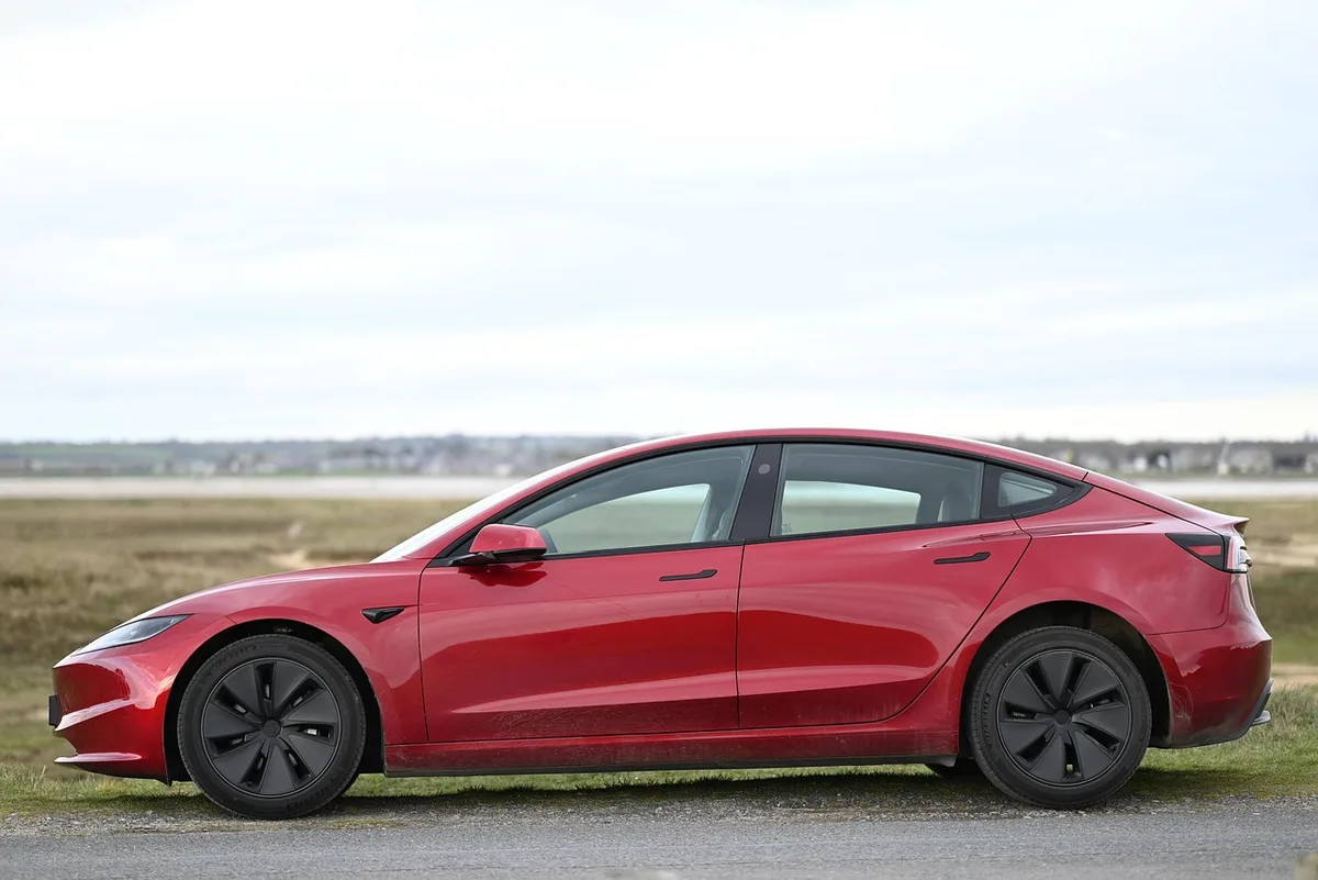 Véhicules de livraison électriques en charge à une station de recharge