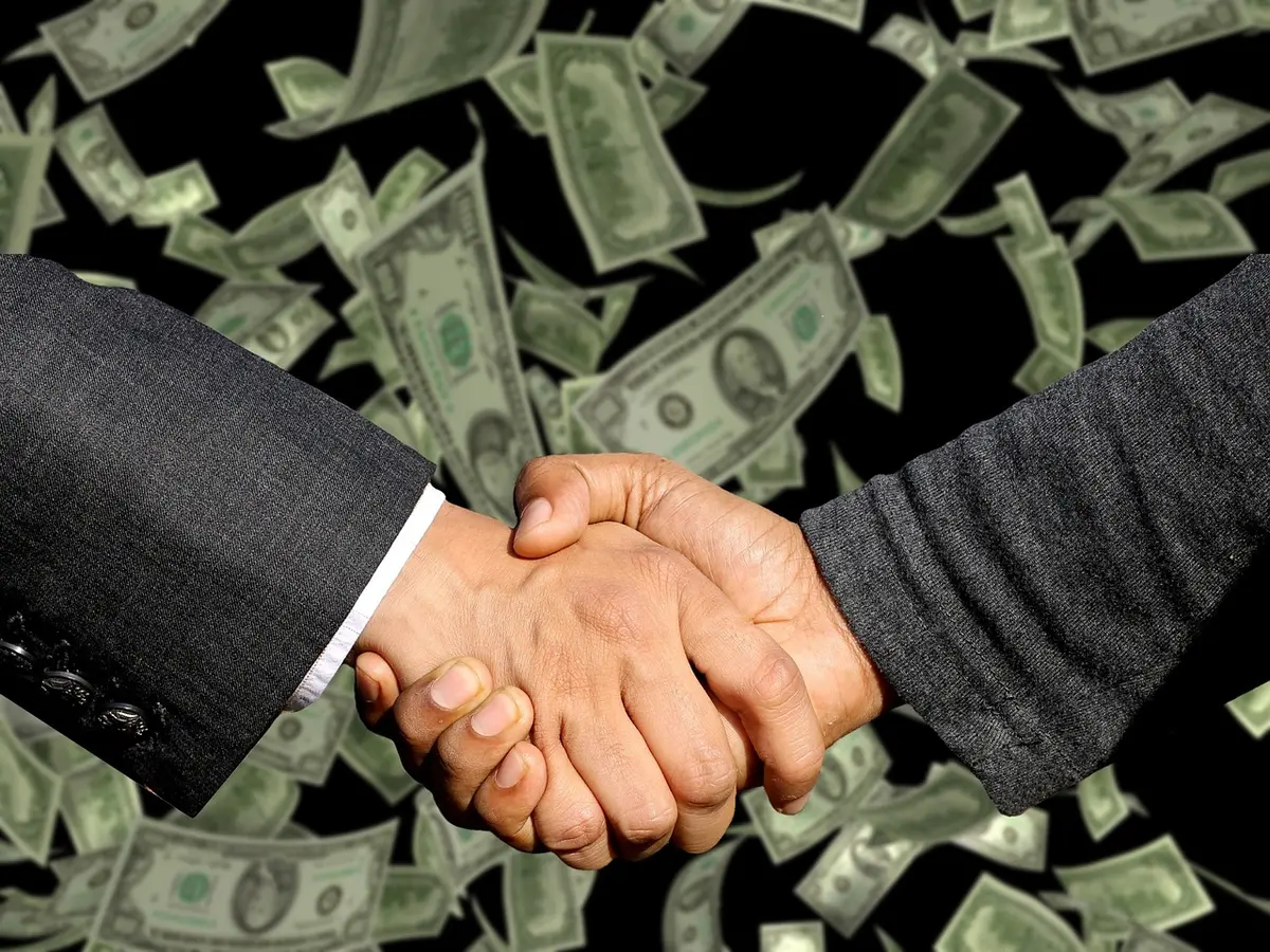 Couple discutant autour d'une table avec documents financiers et contrats bancaires