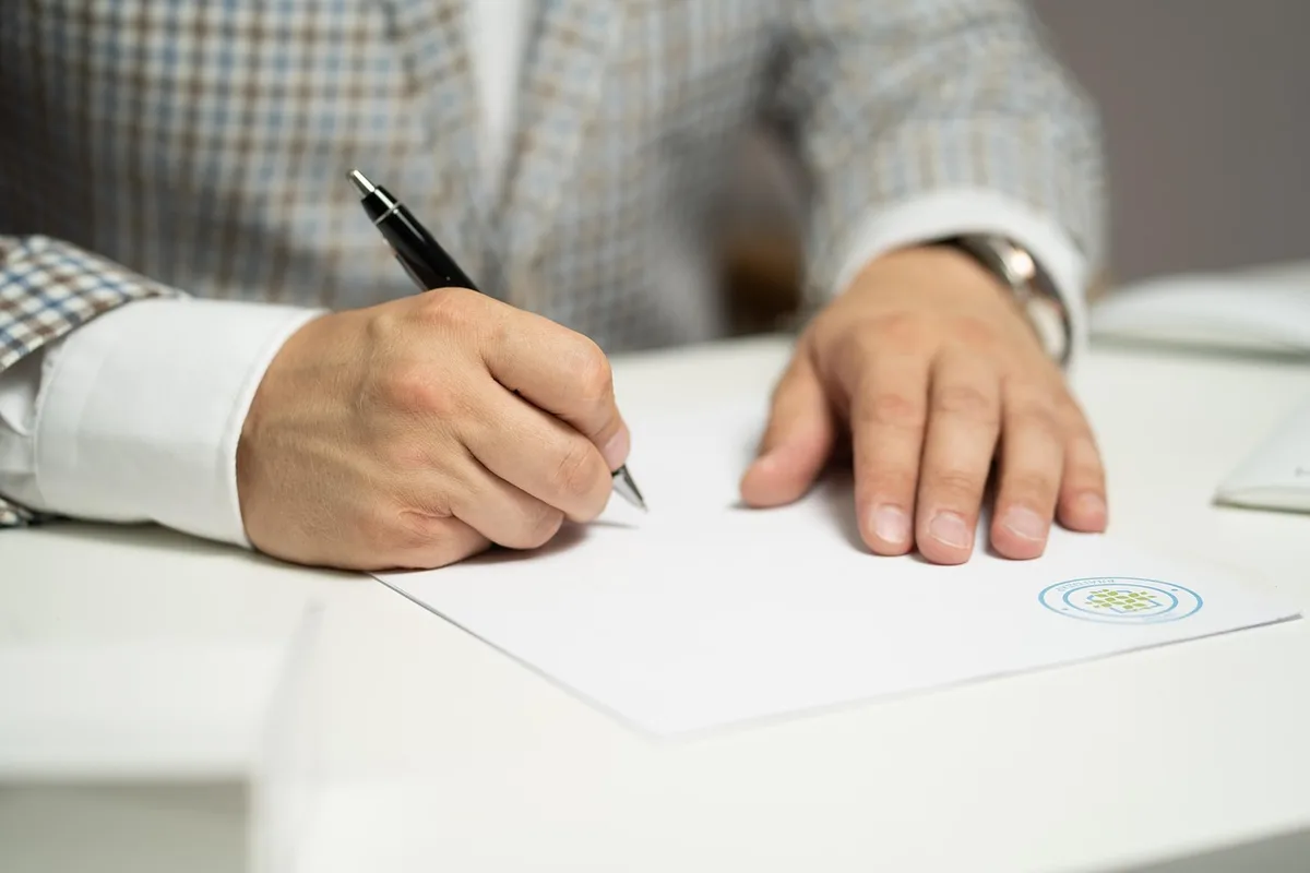 Documents de contrat de mariage étalés sur un bureau avec un stylo