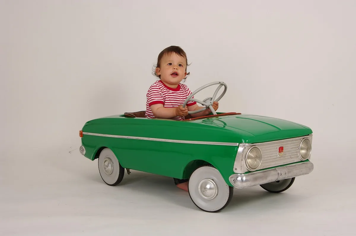 Un jeune au volant avec l'accompagnateur à côté lors d'un trajet d'apprentissage