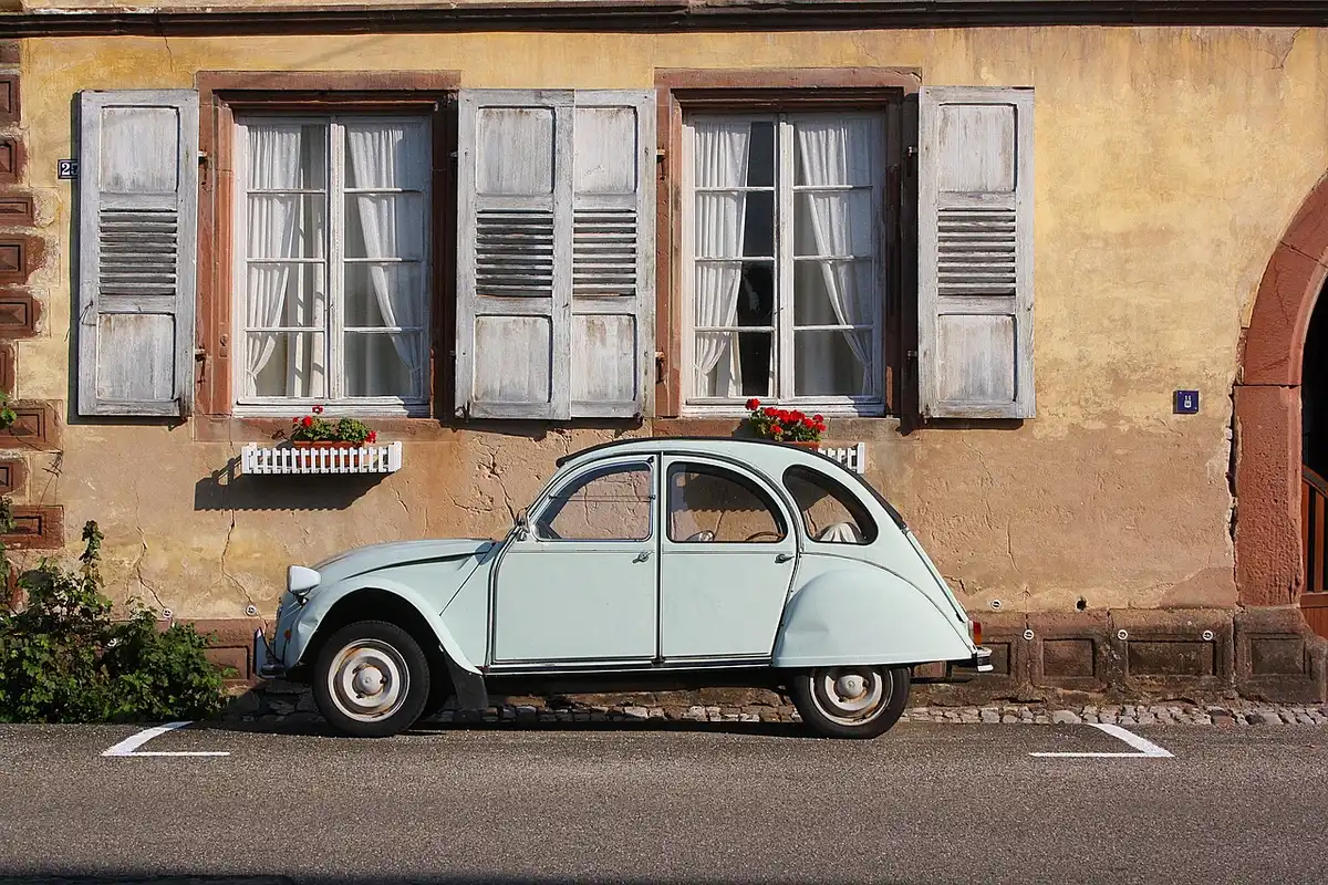 Intérieur d'une voiture montrant les deux rétroviseurs et un disque de conduite accompagnée visible à l'arrière