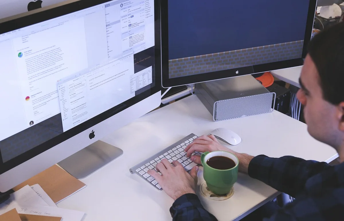 Documents administratifs et formulaire d'immatriculation sur un bureau