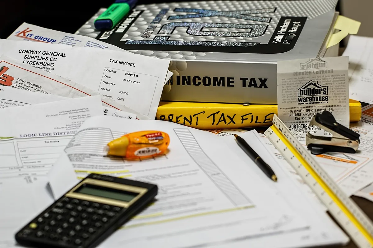 Calculatrice et tableau montrant le calcul d'une mensualité de prêt immobilier