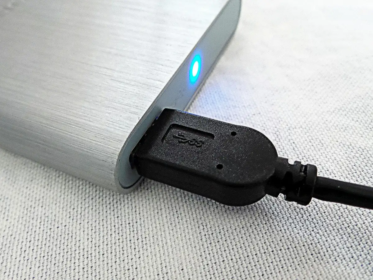 Disque dur externe et nuage de sauvegarde symbolisant la protection des données hors site