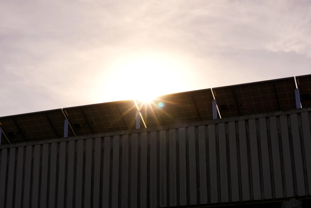 Panneaux photovoltaïques sur toit avec onduleur visible