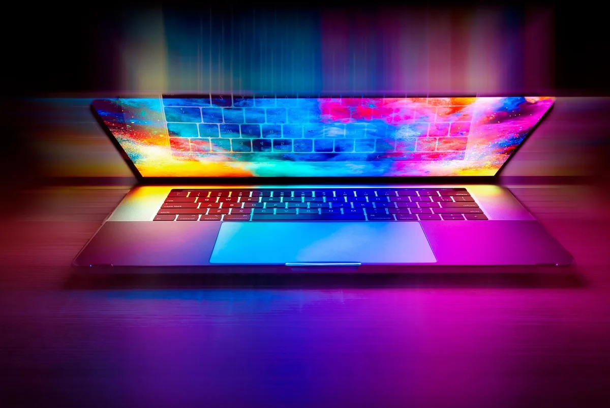 Ordinateur affichant un modèle d'e-mail de bienvenue