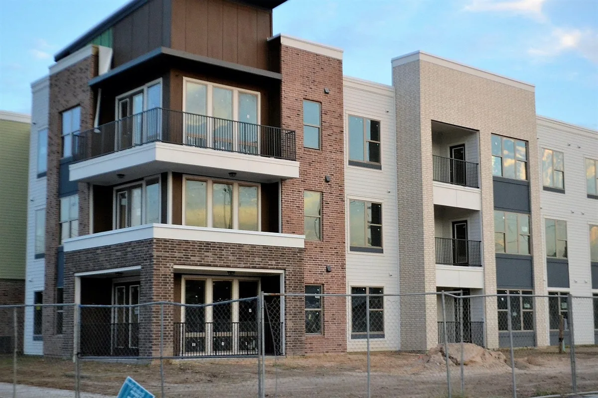 Chantier de construction d'un programme immobilier neuf avec plusieurs logements