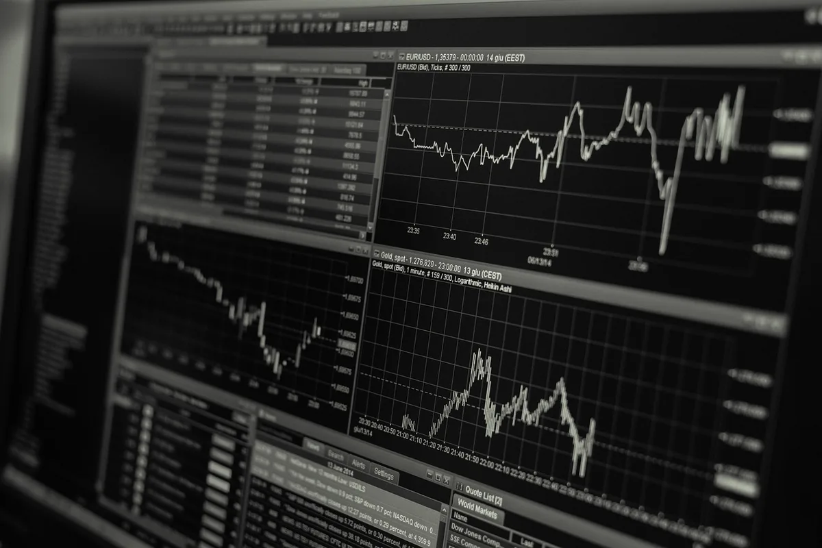 Écran affichant des données, graphiques et algorithmes représentant les compétences techniques en IA.