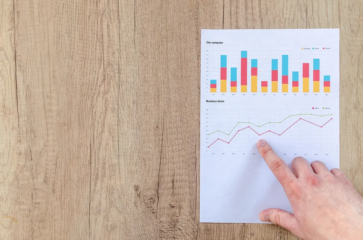 Checklist et documents sur un bureau lumineux préparant une mission de management