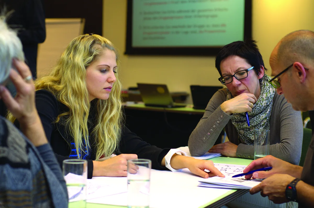 Équipe startup en réunion pour discuter stratégie et complémentarité des rôles