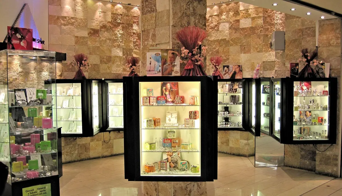 Vitrine moderne avec objets décoratifs et peluches licorne colorées