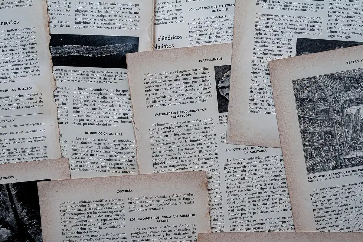 Main remettant une enveloppe timbrée contenant une offre de prêt signée