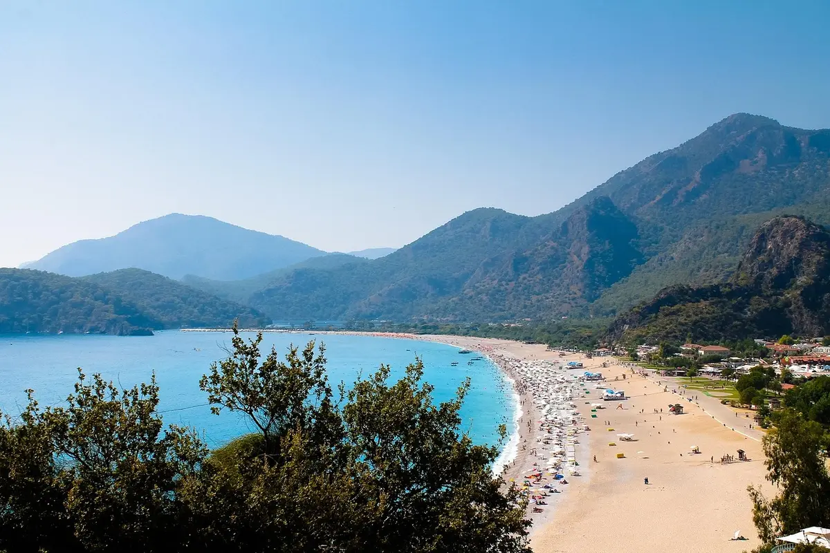 Front de mer méditerranéen avec locations saisonnières et plages animées