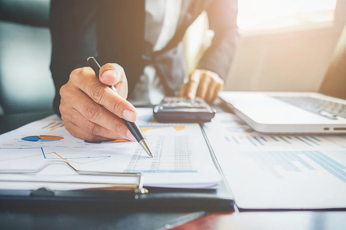 Calculatrice et avis d'imposition illustrant l'augmentation due à la surtaxe