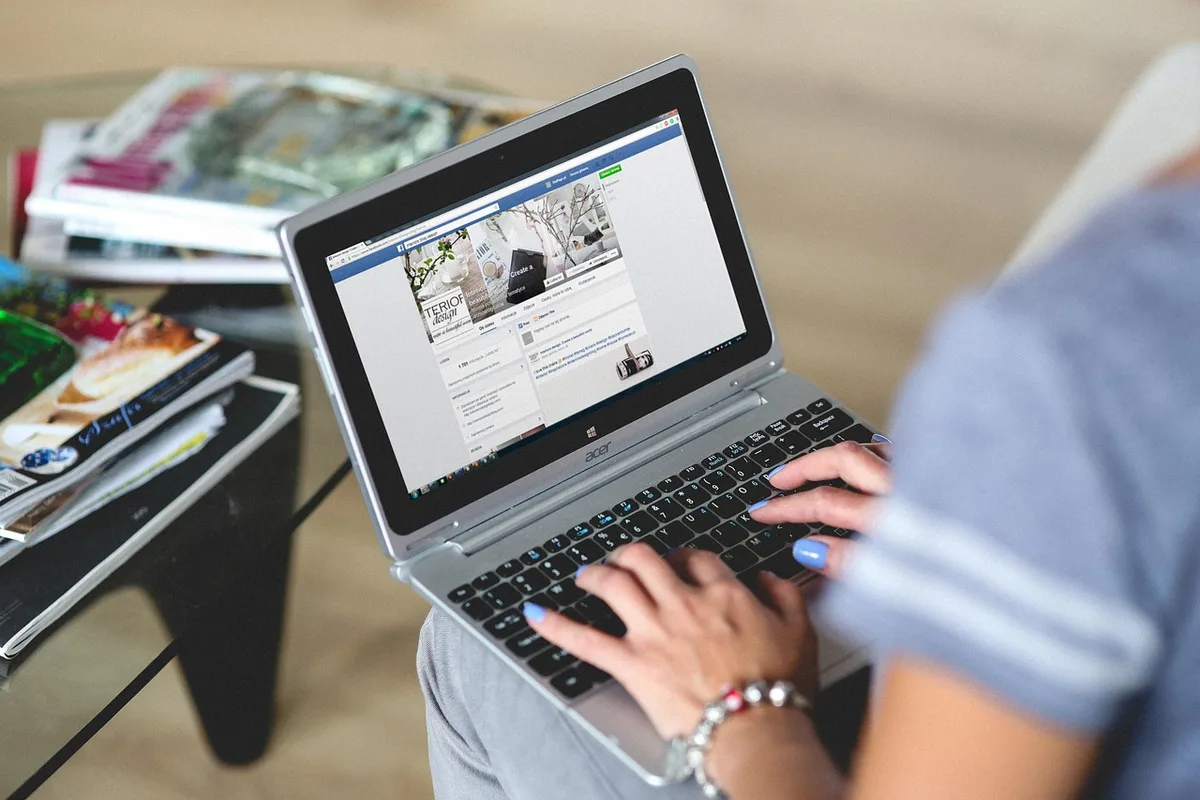 Personne anonyme consultant un site e‑commerce sur un ordinateur portable en journée