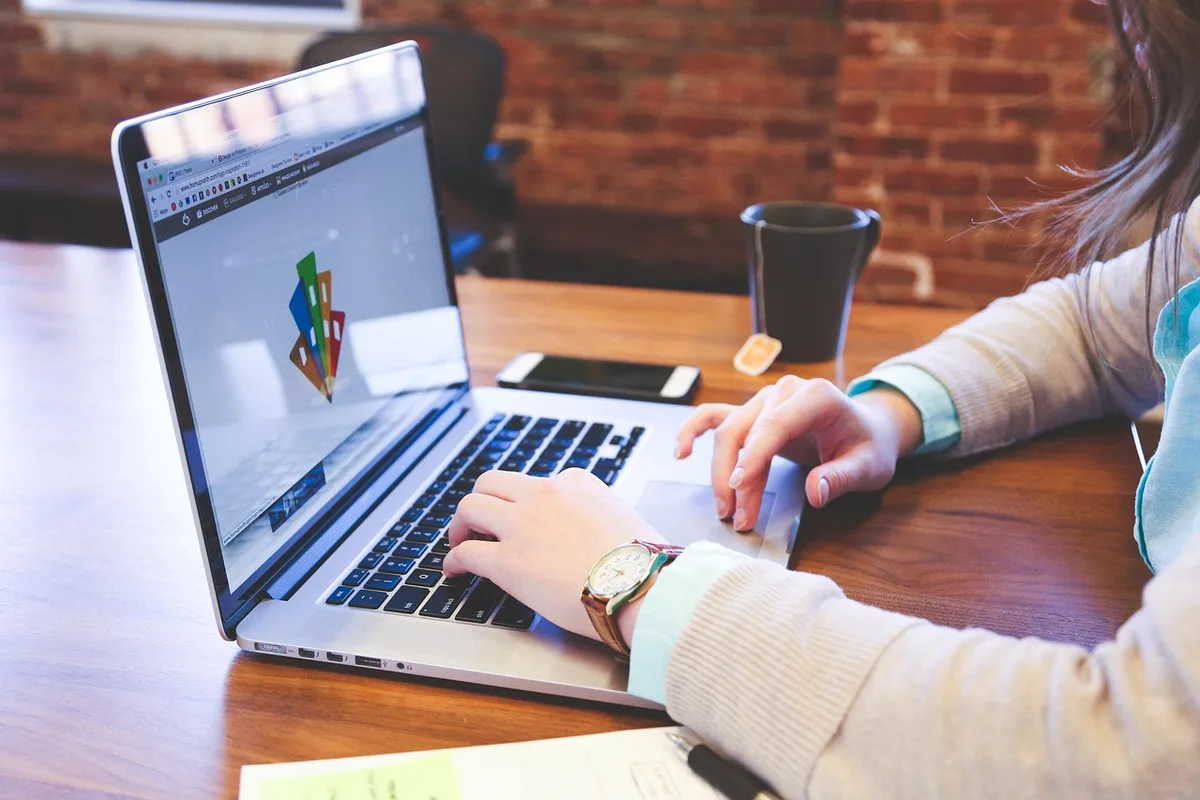 Table de travail avec post‑it et notes de segmentation client pour une campagne